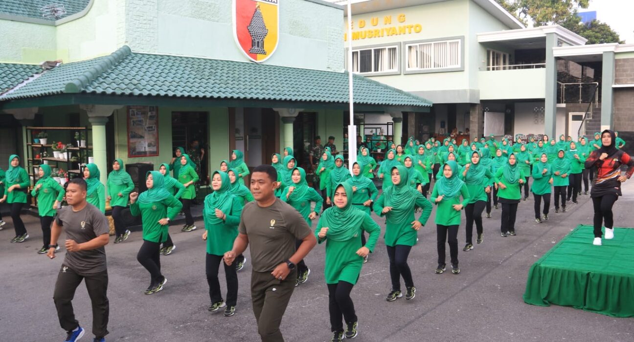 Wujudkan Keluarga Sehat, Dandim Dan Ketua Persit KCK Cabang XXII Gelar Olahraga Bersama Anggota