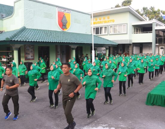 Wujudkan Keluarga Sehat, Dandim Dan Ketua Persit KCK Cabang XXII Gelar Olahraga Bersama Anggota