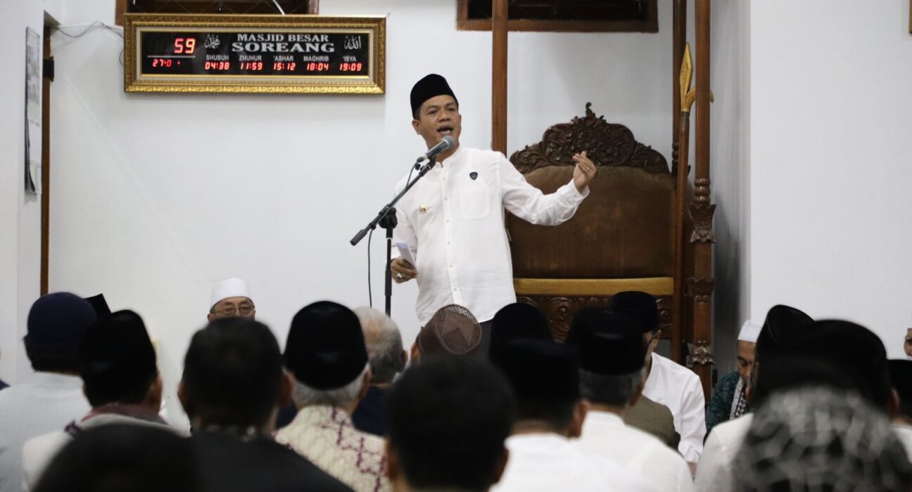 Dr. H.M. Dadang Supriatna Laksanakan Tarawih Keliling di Mesjid Besar Soreang Kabupaten Bandung
