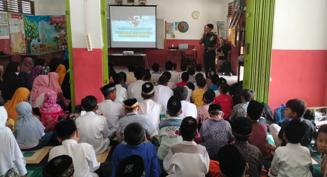 Tanamkan Rasa Cinta Tanah Air, Bati Tuud Koramil Kanigoro Berikan Materi Wasbang Kepada Siswa Siswi SD