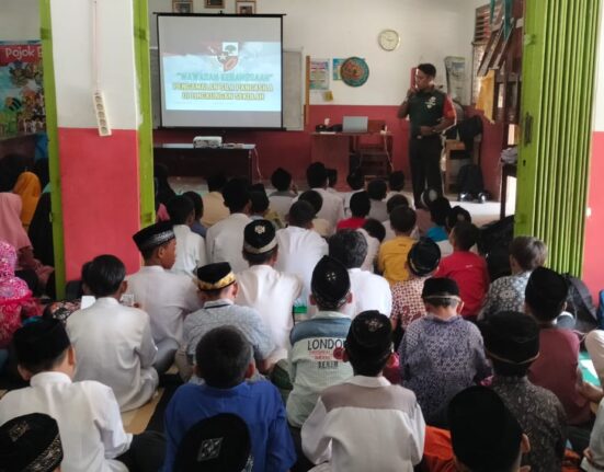 Tanamkan Rasa Cinta Tanah Air, Bati Tuud Koramil Kanigoro Berikan Materi Wasbang Kepada Siswa Siswi SD