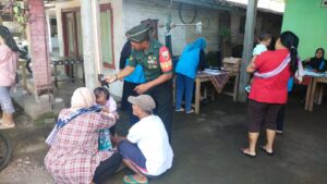 Dukung Program Balita Sehat, Babinsa Koramil Sutojayan Dampingi Kegiatan Posyandu