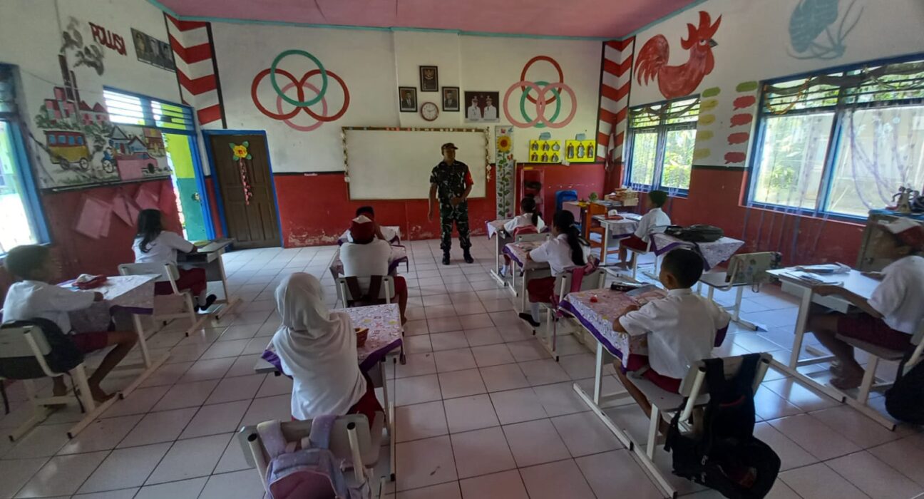 Anggota Koramil Kesamben Laksanakan Kegiatan Babinsa Masuk Sekolah, Berikan Wawasan Kebangsaan