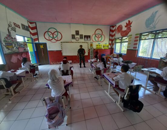 Anggota Koramil Kesamben Laksanakan Kegiatan Babinsa Masuk Sekolah, Berikan Wawasan Kebangsaan
