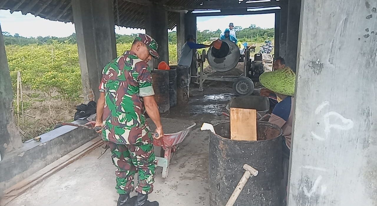 Jalin Kebersamaan Dengan Warga Masyarakat, Babinsa Pos Selopuro Gelar Kerja Bakti Bersama