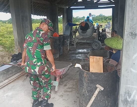 Jalin Kebersamaan Dengan Warga Masyarakat, Babinsa Pos Selopuro Gelar Kerja Bakti Bersama