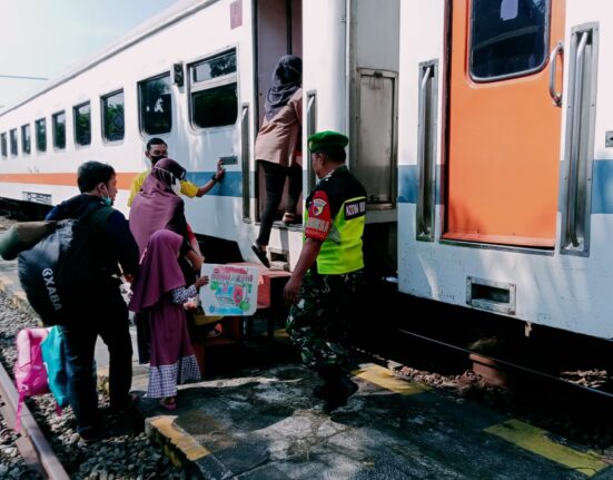 Anggota Koramil Wlingi Bersama Petugas Gabungan Laksanakan Pengamanan Di Stasiun Kereta Api