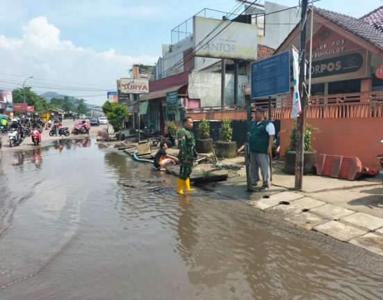 Respon Cepat Pemerintah Desa Dayeuhkolot Terkait Genangan Air Depan Kantor Pos