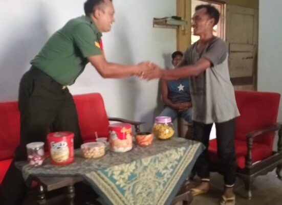 Masih Momen Lebaran, Babinsa Koramil Selorejo Laksanakan Silaturahmi Ke Rumah Warga Binaannya