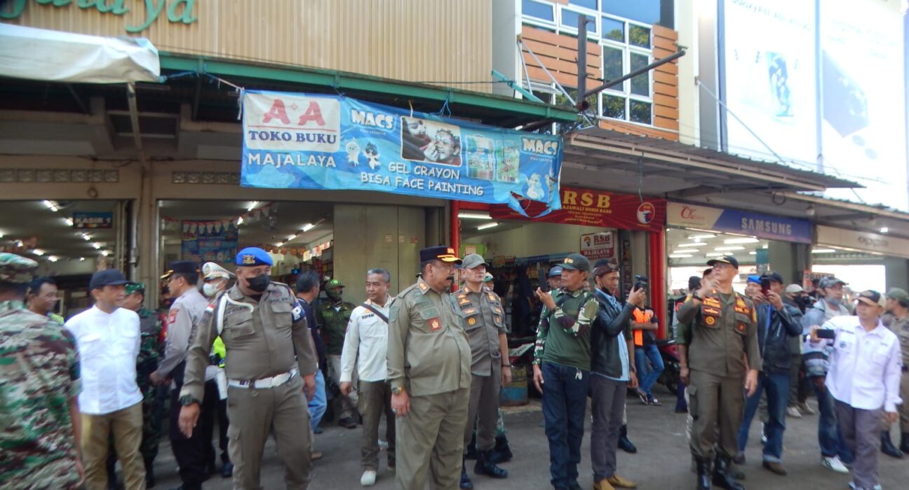 Penertiban Pedagang Kaki Lima Kasatpol PP Gunakan Beko dan Alat Berat Lainya