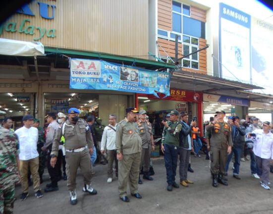 Penertiban Pedagang Kaki Lima Kasatpol PP Gunakan Beko dan Alat Berat Lainya