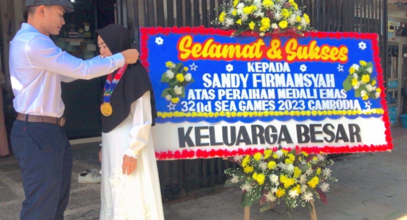 Atlet Cabor Karate Peraih Medali Emas Dan Perunggu Di SEA Games 2023 Kamboja Sandy Firmansyah Pulang Ke Rumah Orang Tua nya