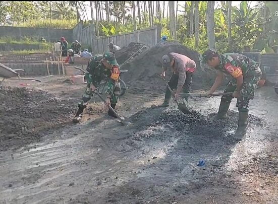 Selalu Hadir Di Tengah Masyarakat, Babinsa Koramil Selorejo Bantu Pembangunan Pondasi Rumah Warga Binaannya