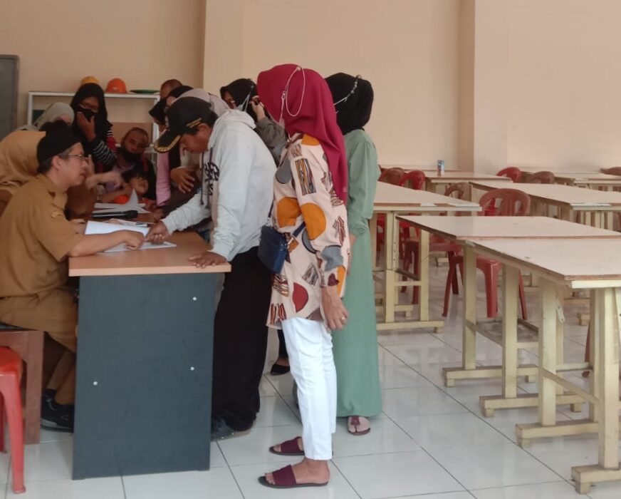 Siswa SMKN 7 Baleendah Kelulusan 2022/2023 Dan Orang Tua Siswa Sedang Melihat Jumlah Tunggakan Administrasi