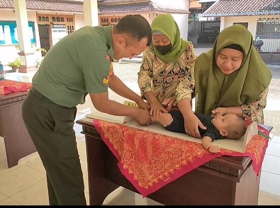 Dukung Program Balita Sehat, Babinsa Koramil Selorejo Dampingi Kegiatan Posyandu Di Wilayah