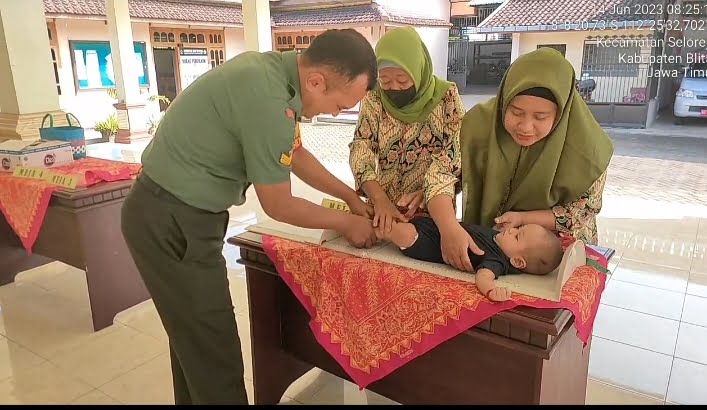 Dukung Program Balita Sehat, Babinsa Koramil Selorejo Dampingi Kegiatan Posyandu Di Wilayah