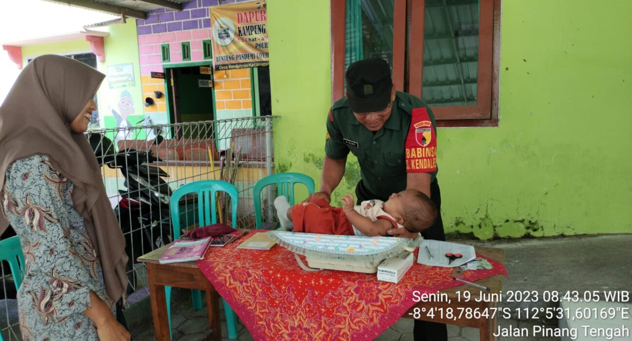 Dalam rangka mendukung program pemerintah, Babinsa Koramil Srengat Dampingi Kegiatan Posyandu Balita