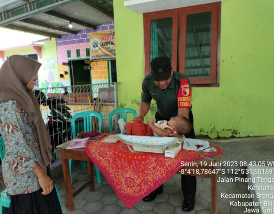 Dalam rangka mendukung program pemerintah, Babinsa Koramil Srengat Dampingi Kegiatan Posyandu Balita