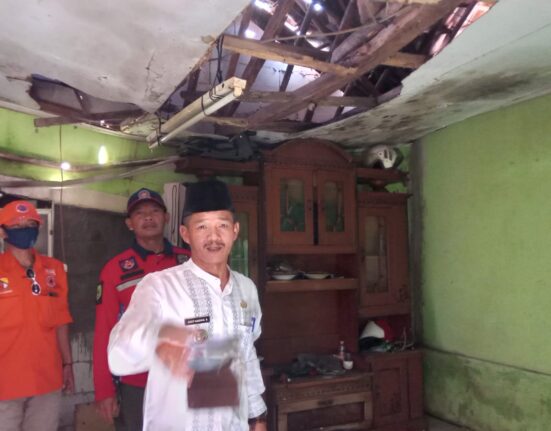 Camat Arjasari Tinjau Langsung Korban Angin Puting Beliung