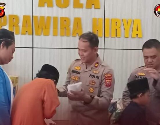 Jumat Berkah Kapolsek Kotabaru Berikan Santunan di Hari Idul Yamata 1445 H
