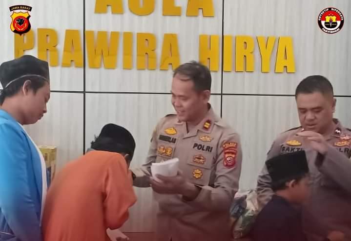 Jumat Berkah Kapolsek Kotabaru Berikan Santunan di Hari Idul Yamata 1445 H