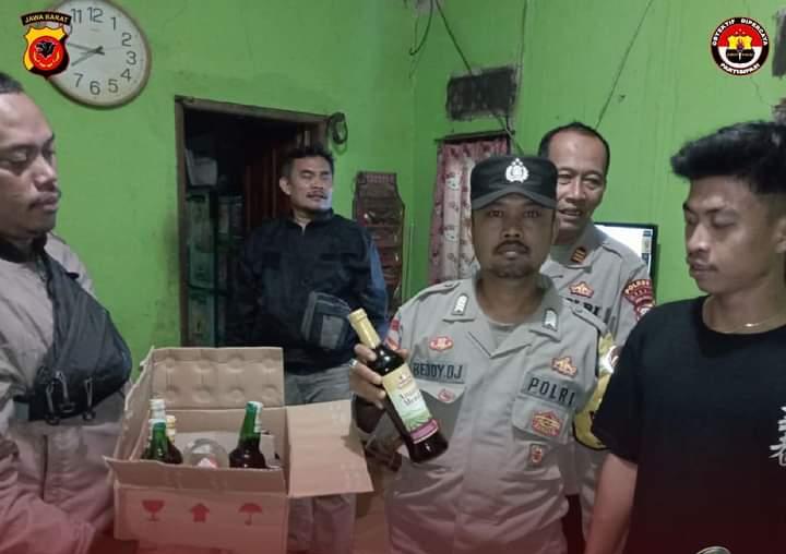 Jaga Situasi Kondusif, Polsek Pameungpeuk Polres Garut Gencar Operasi Miras