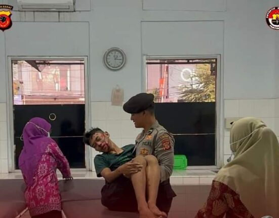 Personil Sat Samapta Polres Subang Bantu Warga Yang Alami Kecelakaan Saat Laksanakan Giat Patroli Perintis Presisi