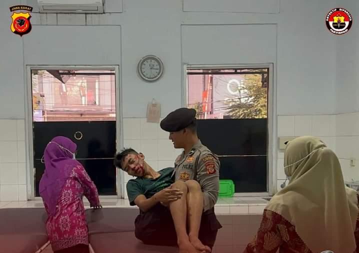 Personil Sat Samapta Polres Subang Bantu Warga Yang Alami Kecelakaan Saat Laksanakan Giat Patroli Perintis Presisi