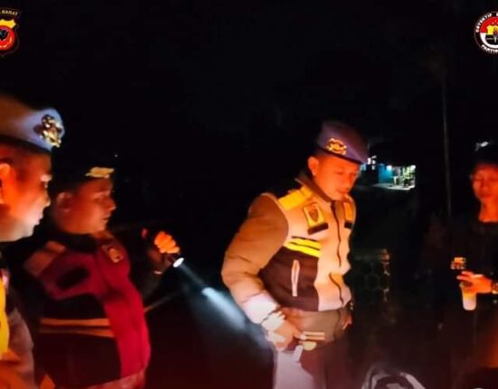 Polsek Bayongbong Polres Garut Sita Puluhan Drum Miras
