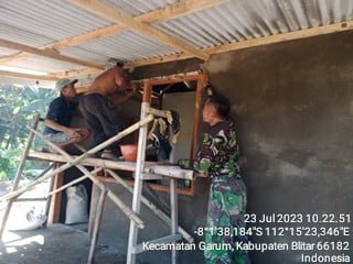 Blitar – Wujud Kebersamaan, dengan penuh semangat, Babinsa Koramil 0808/02 Garum Kodim 0808/Blitar Serma Slamet Riyadi bersama warga masyarakat. Melaksanakan kegiatan kerja bakti dan gotong royong, untuk merehab rumah tidak layak huni milik Ibu Sri Nurjanah, bertempat di Dusun Kemloko RT. 2 RW. 9 Desa Sidodadi Kec. Garum Kab. Blitar, Minggu, (23/7/2023). Wujud Kebersamaan Serma Slamet Riyadi di sela sela kegiatan tersebut menyampaikan, apa yang di lakukannya ini, semoga dapat membantu mengatasi kesulitan. Yang di alami warga binaan. Sementara itu, Danramil 0808/02 Garum Kapten Kav Eko Wahyudiono, S.Sos.,saat di konfirmasi di tempat terpisah menegaskan. Kegiatan kerja bakti dan gotong royong bersama ini, merupakan wujud nyata adanya kemanunggalan TNI dengan rakyat. Selain itu, dengan adanya kegiatan bersama ini, harapannya dapat mewujudkan kekompakan dan kebersamaan di lapangan. Kehadiran Babinsa dalam membantu mengatasi kesulitan yang di alami warga masyarakat, adalah merupakan bentuk perhatian dan kepedulian. Di samping itu, kegiatan ini juga mempunyai nilai positif dan dapat juga di jadikan sebagai bagian dari ibadah. Lebih lanjut Kapten Kav Eko mengatakan, sebagai Babinsa harus senantiasa hadir ditengah masyarakat, apapun bentuknya dan senantiasa menjadi solusi. Serta dapat menimbulkan tindakan yang berdampak terhadap kesejahteraan rakyat, mampu menumbuhkan kecintaan dan kasih sayang rakyat kepada TNI, tegasnya