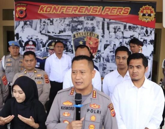 Seorang Waria Di Amankan Polresta Bandung Karena Buka Praktek Suntik Silikon Ilegal