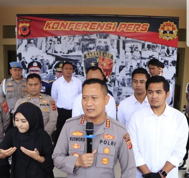 Seorang Waria Di Amankan Polresta Bandung Karena Buka Praktek Suntik Silikon Ilegal