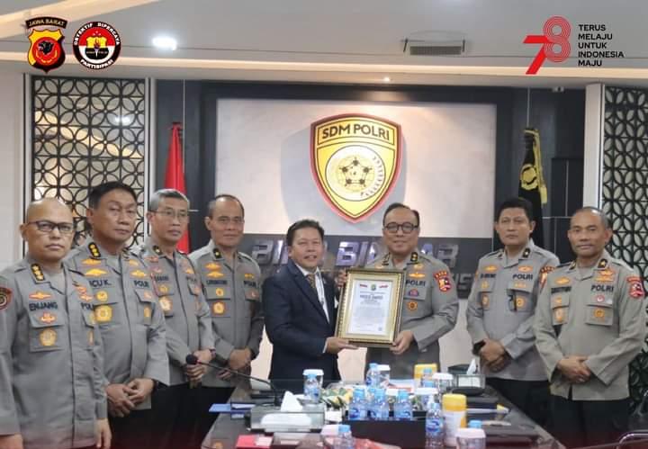 As SDM Irjen Dedi Prasetyo Terima Presisi Award Berkat Keterbukaan Rekrutmen Polri