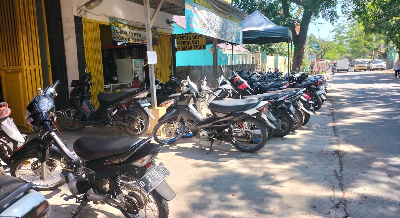 Fenomena Parkir Liar Tanpa Tiket Di Baleenda