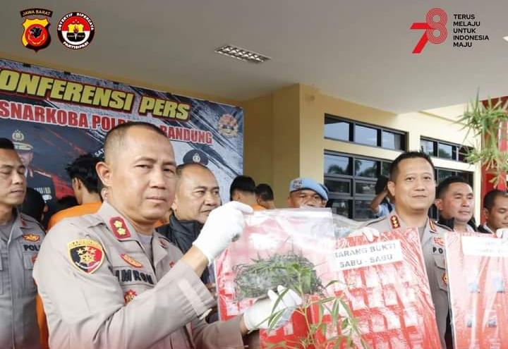 Sat Narkoba Polresta Bandung Amankan 12 Orang Tersangka Kasus Narkotika