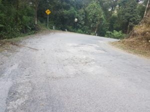 Akses Jalan Wisata Kawah Putih Mengkhawatirkan