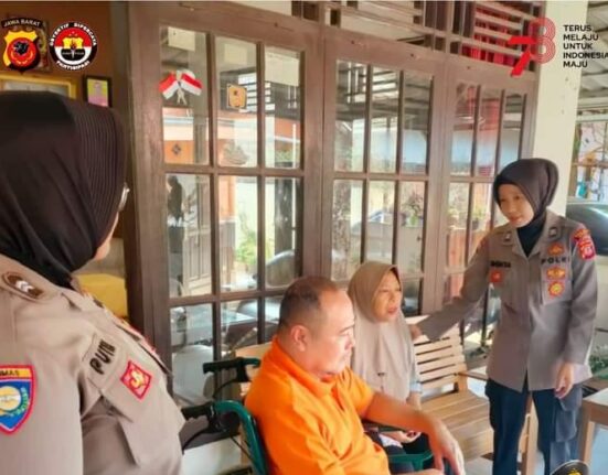 Isi Hari Jadi Polwan Ke 75, Polwan Polres Subang Jenguk Anggota Yang Sakit Stroke