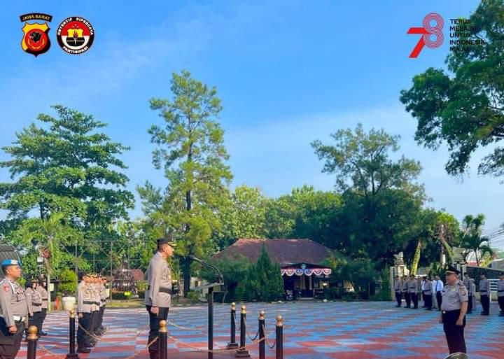 Kapolres Subang Pimpin Upacara Kenaikan Pangkat Pengabdian Bagi Personil Polsek Tanjungsiang