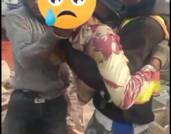 Pekerja tertimpa kontruksi bangunan