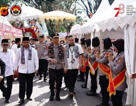KAPOLDA JABAR HADIRI PAMERAN UMKM, DO'A KIRAB KEBANGSAAN MERAH PUTIH PADA KEGIATAN BAZAR PRODUK UMKM DARI PELAKU USAHA DI WILAYAH PRIANGAN TIMUR
