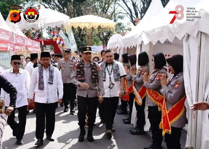 KAPOLDA JABAR HADIRI PAMERAN UMKM, DO'A KIRAB KEBANGSAAN MERAH PUTIH PADA KEGIATAN BAZAR PRODUK UMKM DARI PELAKU USAHA DI WILAYAH PRIANGAN TIMUR