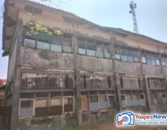 Miris ! Bangunan SDN Cikoneng Akan Roboh Dan Sudah Bergoyang. 3 Ruang Kelas Di Kosongkan