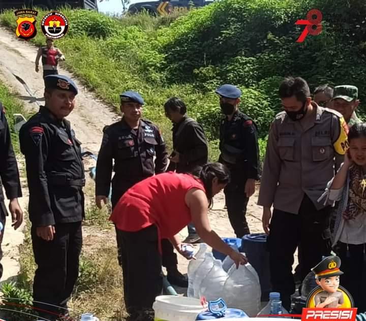 KRISIS KEKERINGAN MELANDA, SAT BRIMOB POLDA  JABAR LAKSANAKAN PENDISTRIBUSIAN AIR BERSIH