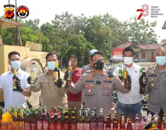 Polres Indramayu Hancurkan Ribuan Botol Miras Melalui Pemusnahan Alat Berat
