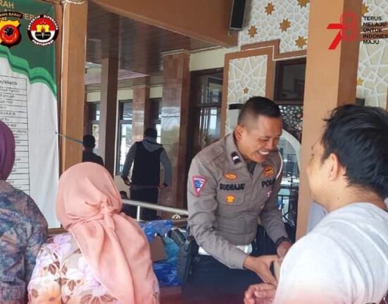 Gelar Jum’at Berbagi, Polres Sukabumi Kota Bagikan Ratusan Nasi Box