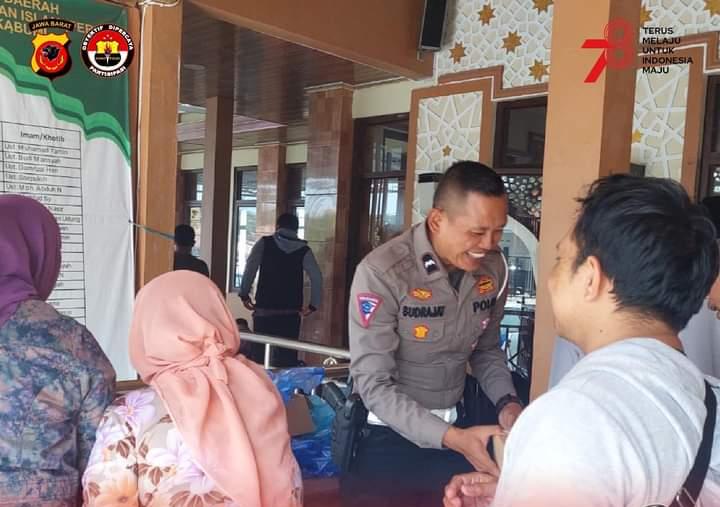 Gelar Jum’at Berbagi, Polres Sukabumi Kota Bagikan Ratusan Nasi Box