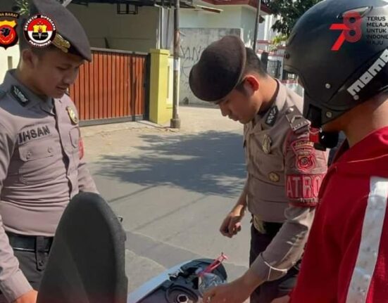 Polisi Di Indramayu Berikan Pertolongan Kepada Warga Yang Kehabisan Bahan Bakar