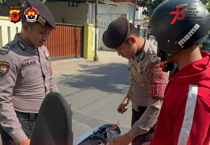 Polisi Di Indramayu Berikan Pertolongan Kepada Warga Yang Kehabisan Bahan Bakar