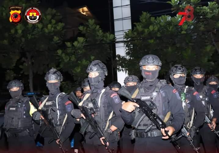 Polrestabes Bandung Melaksanakan Kegiatan Rutin Yang Di Tingkatkan (KRYD) Di Wilayah Kamtibmas Kota Bandung