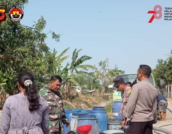 Polsek Krangkeng Kembali Salurkan Bantuan Air Bersih Kepada Warga
